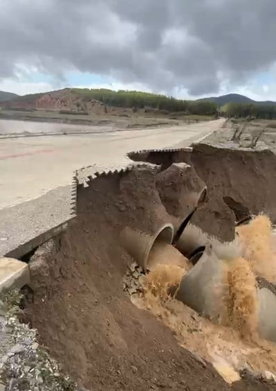 TÜRKİYE’NİN EN BÜYÜK TABİAT PARKLARINDAN BİRİSİ OLAN AKDAĞ TABİAT PARKINA ÇIKAN YOLUN ALTINDA...
