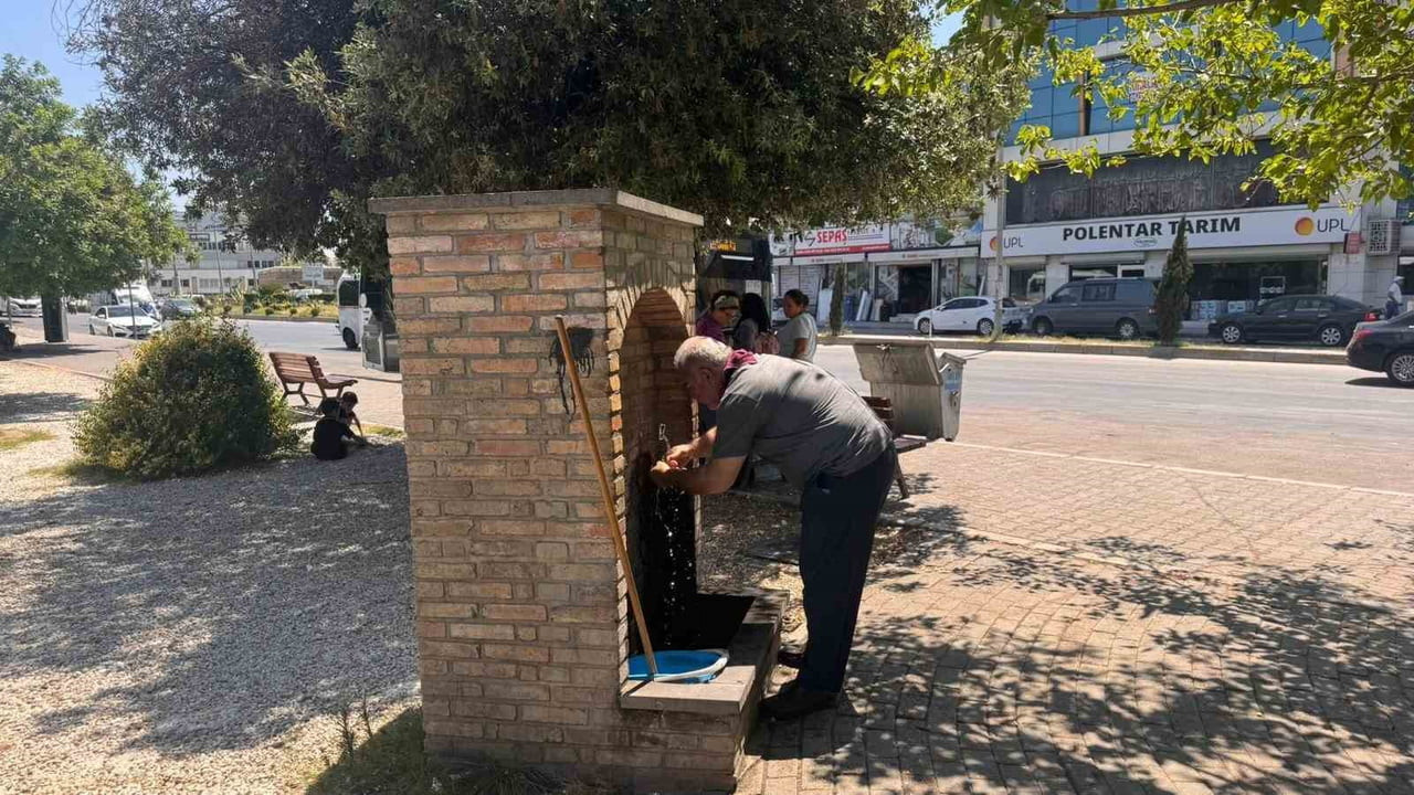 TÜRKİYE’NİN EN SICAK İLLERİNDEN ADANA’DA TERMOMETRELER 36 DERECEYİ GÖSTERDİ. VATANDAŞLAR PARK VE...