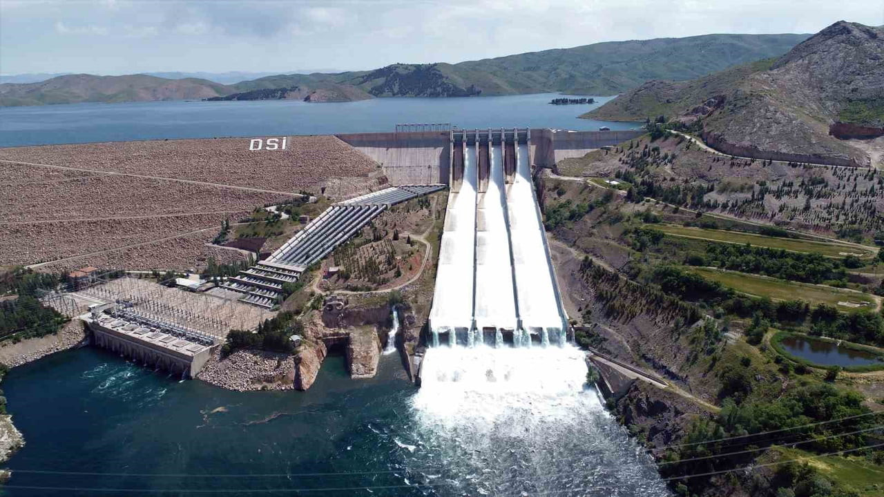 TÜRKİYE’NİN ENERJİ İHTİYACININ KARIŞLANMASI İÇİN 52 YIL ÖNCE KURULAN KEBAN BARAJ GÖLÜ’NDE SU...