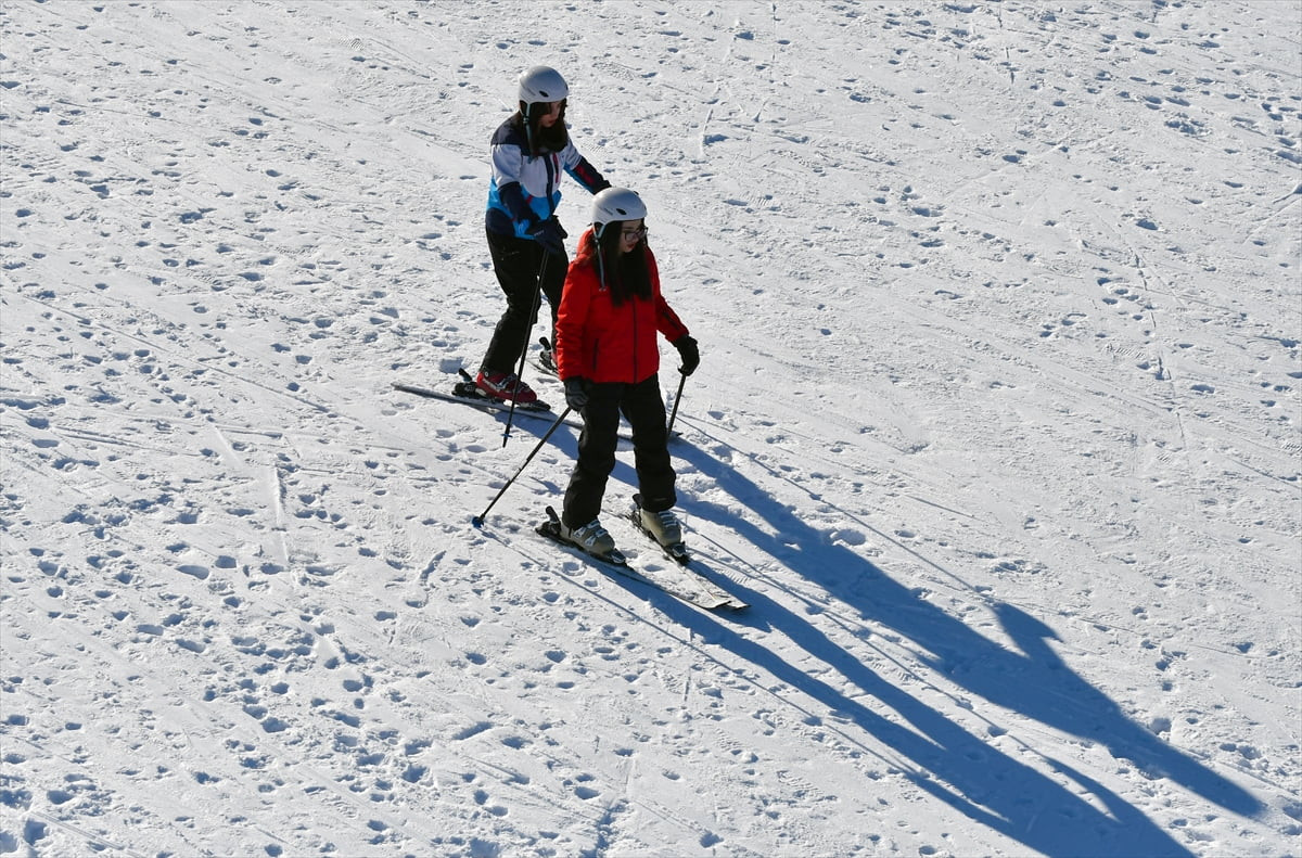 Türkiye’nin gözde kış turizmi merkezlerinden Sarıkamış Kayak Merkezi'nde misafirlerin yılbaşını...