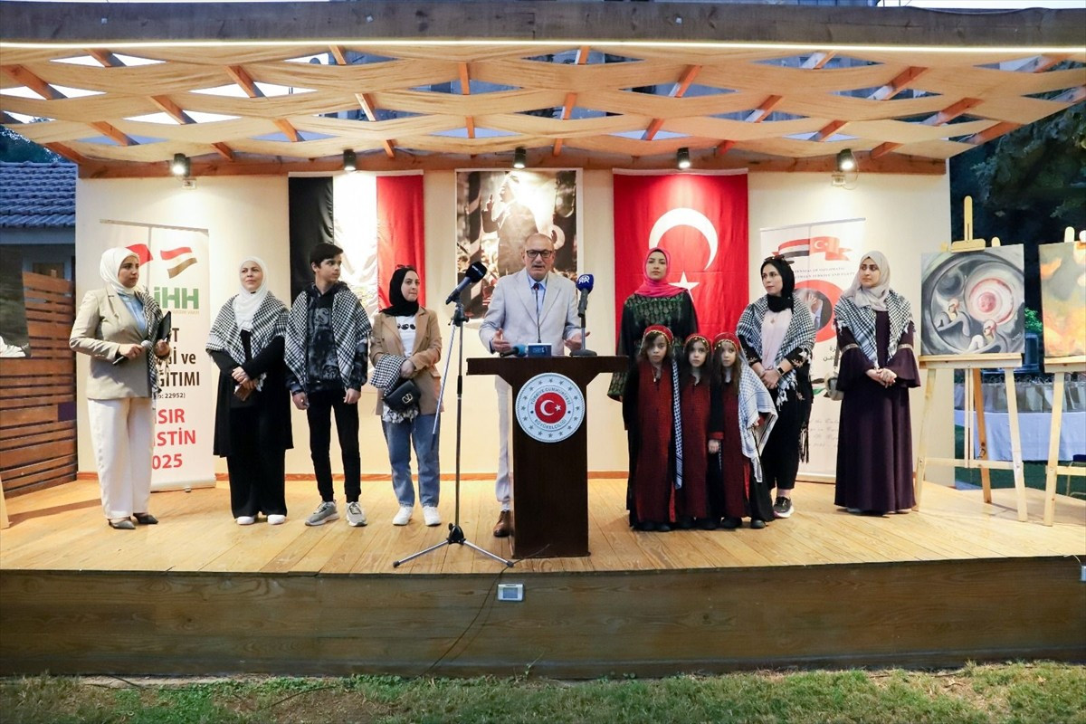 Türkiye’nin Kahire Büyükelçiliğinde Gazzelilerle dayanışmak amacıyla "Yaşasın Gazze" etkinliği...