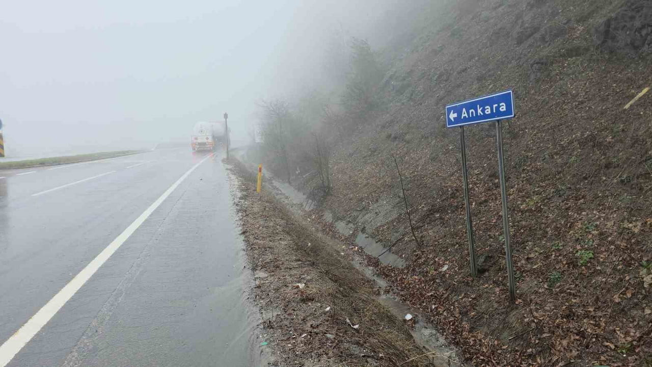 TÜRKİYE’NİN ÖNEMLİ GEÇİŞ GÜZERGAHLARINDAN D-100 KARAYOLU’NUN BOLU GEÇİŞİNDE YAĞIŞ VE YOĞUN SİS...
