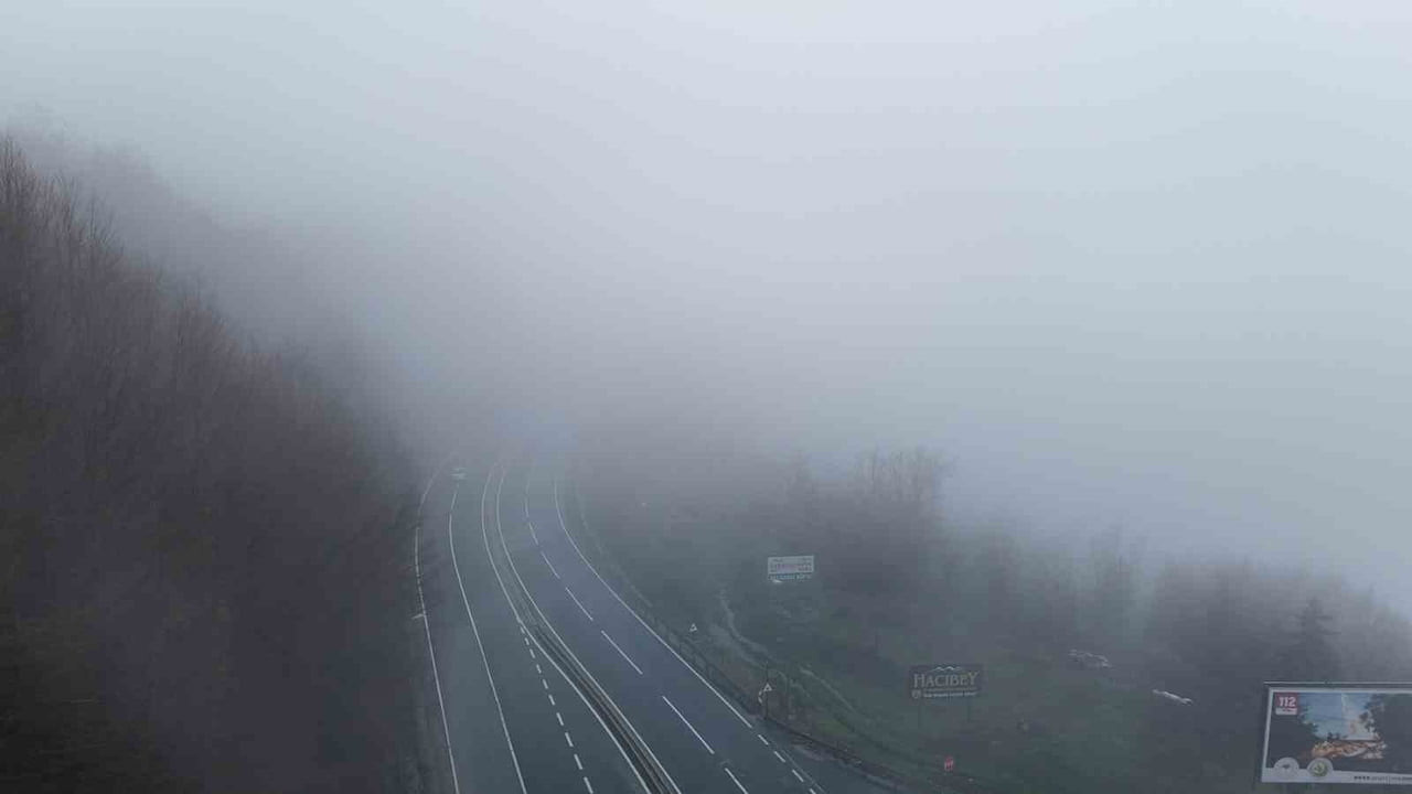 TÜRKİYE’NİN ÖNEMLİ GEÇİŞ NOKTALARINDAN BİRİ OLAN D-100 KARA YOLUNUN BOLU DAĞI GEÇİŞİNDE SİS VE...