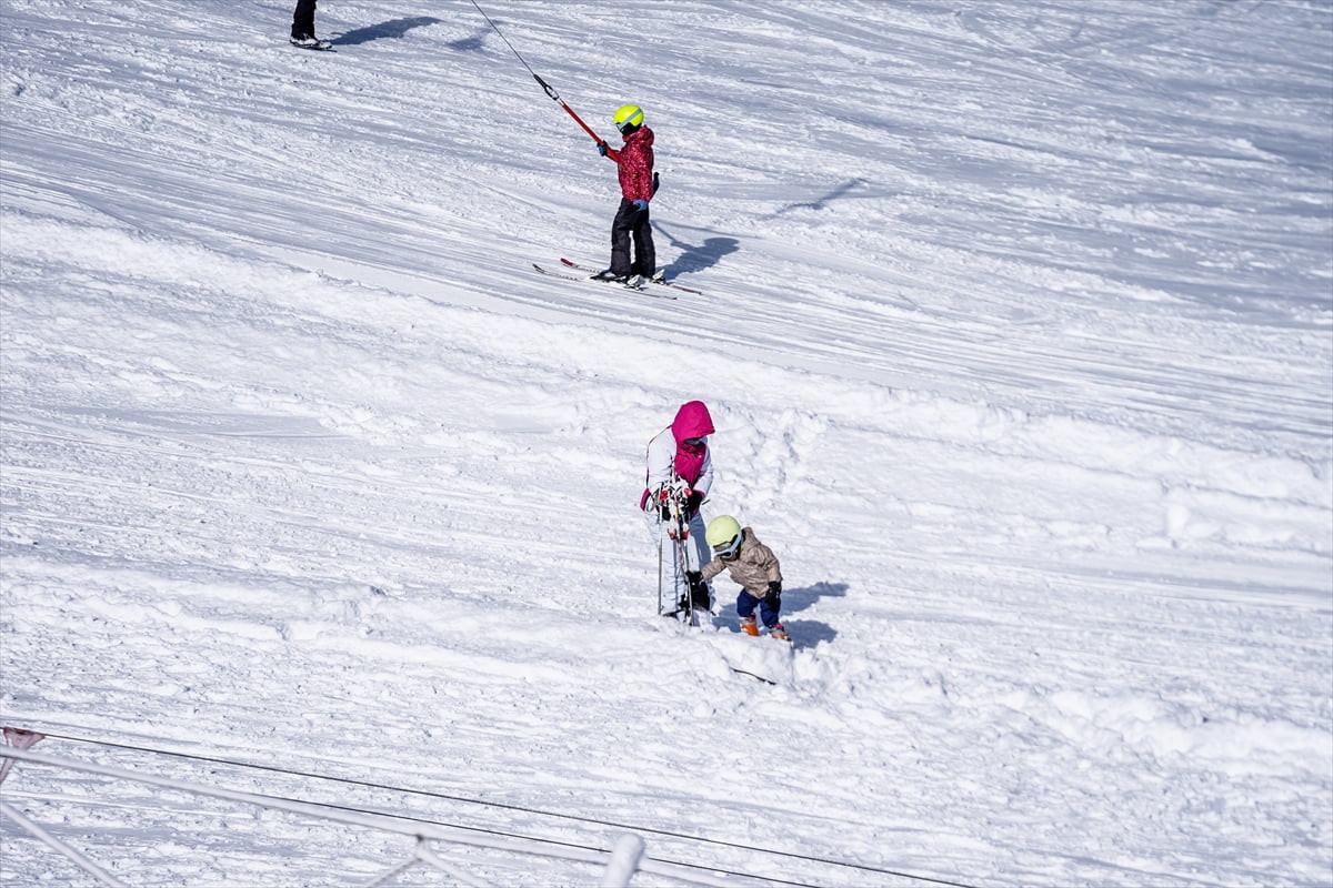 Türkiye’nin önemli kış ve kayak turizm merkezlerinden Uludağ’daki otel ve tesisler, yarıyıl...