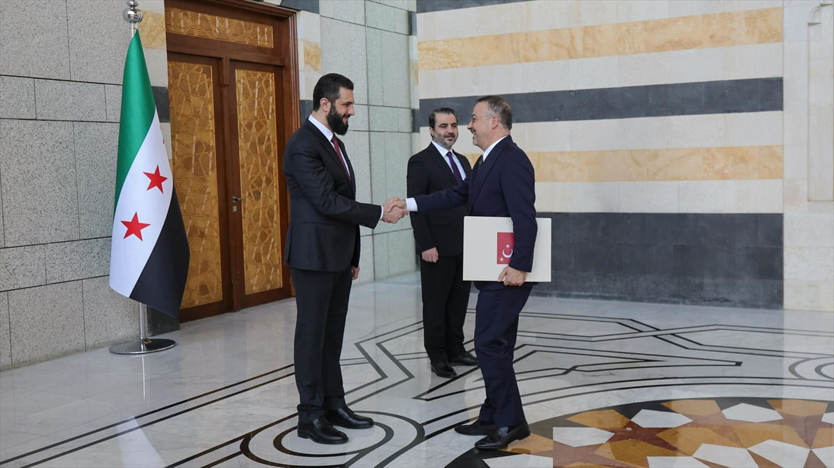 Türkiye’nin Şam Büyükelçisi Nuh Yılmaz, güven mektubunu Suriye Cumhurbaşkanı Ahmed Şara’ya sundu....