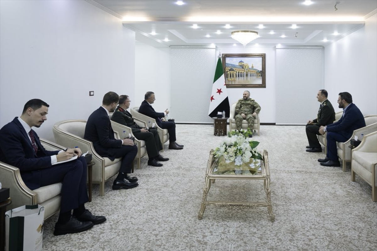 Türkiye’nin Şam Büyükelçisi Nuh Yılmaz (sol 4), Suriye Savunma Bakanı Tümgeneral Merhef Ebu...