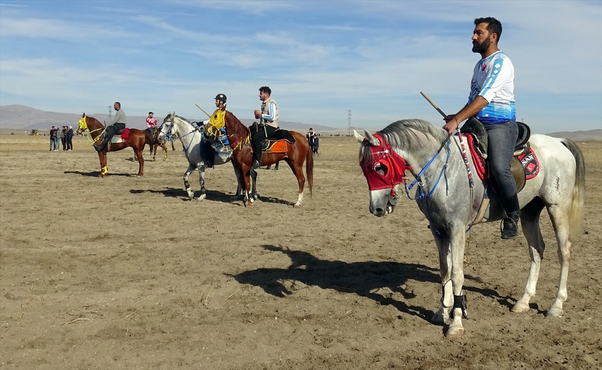 Türklerin Orta Asya'dan Anadolu'ya geldikleri dönemden beri oynadıkları, savaş oyunu olarak...