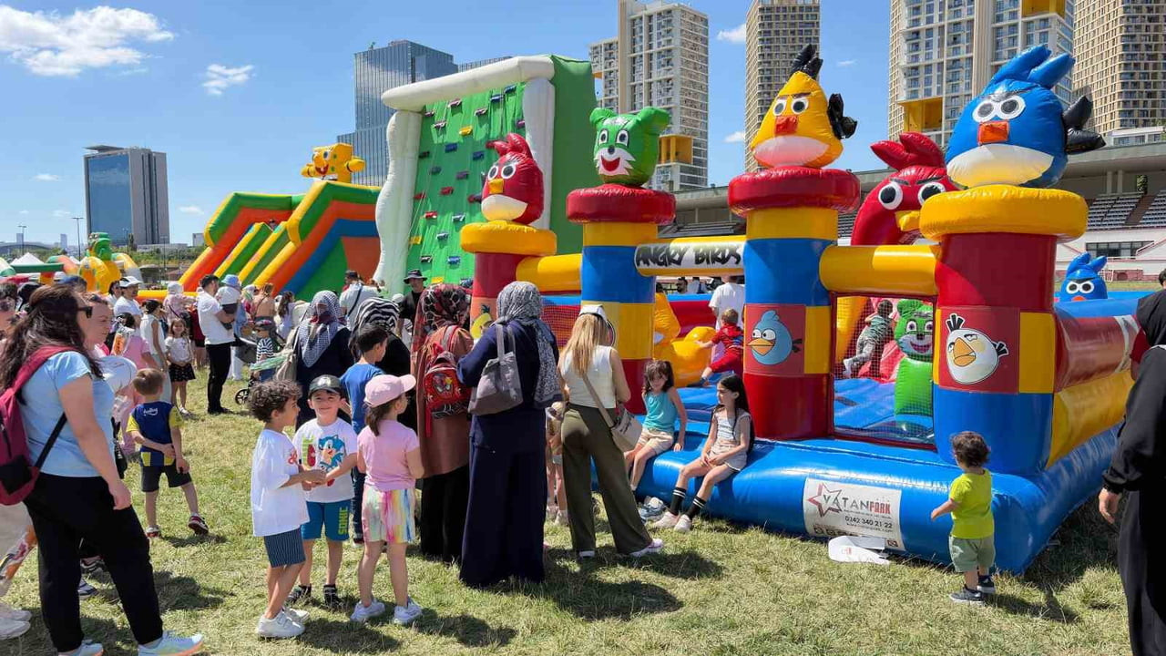 TUSAŞ, ÇOCUKLARIN HAVACILIK VE UZAY ALANINA İLGİSİNİ ARTIRMAK, MİLLİ HAVACILIK PROJELERİNİ...