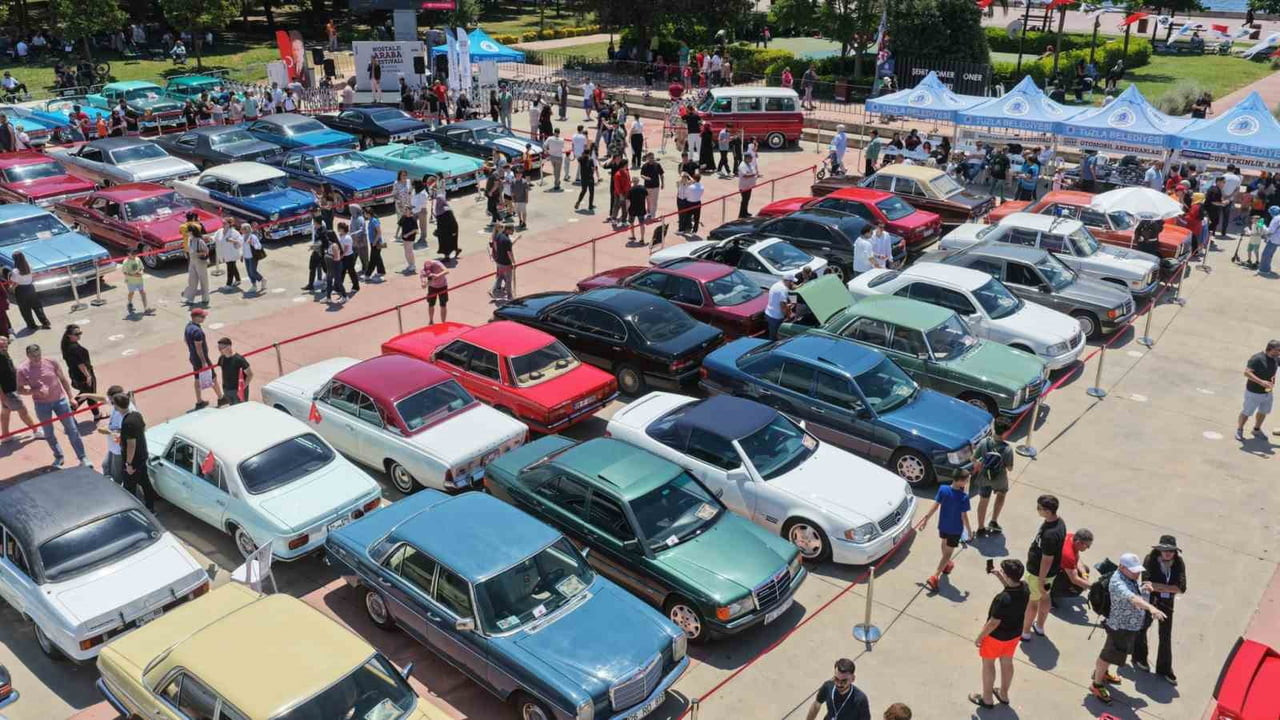 TUZLA BELEDİYESİ TARAFINDAN DÜZENLENEN 2. NOSTALJİ ARABA FESTİVALİ, TUZLA SAHİL TÖREN ALANI’NDA...