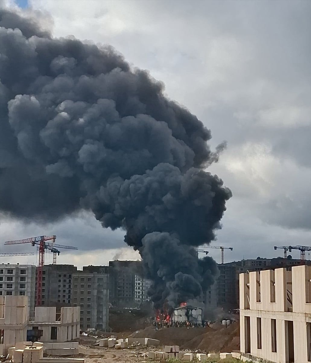 Tuzla'da işçi konteynerinde çıkan yangına itfaiye ekiplerince müdahale ediliyor.