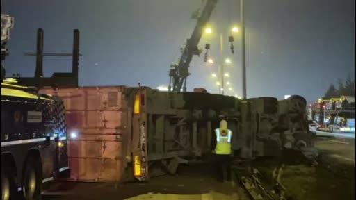 Tuzla'da lastiği patlayan tır devrildi: TEM'de trafik yoğunluğu oluştu