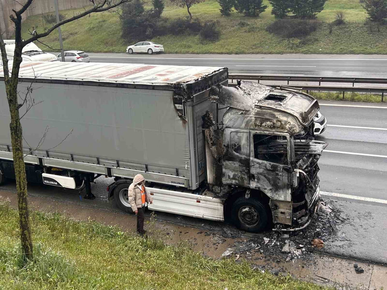 TUZLA'DA SEYİR HALİNDEKİ TIRIN KUPASINDA ÇIKAN YANGIN İTFAİYE EKİPLERİNİN MÜDAHALESİYLE...