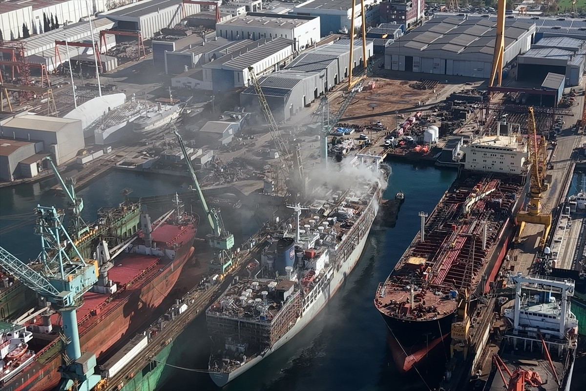 Tuzla'da Tersaneler Caddesi'nde bulunan bir tersanedeki gemide henüz belirlenemeyen nedenle yangın...