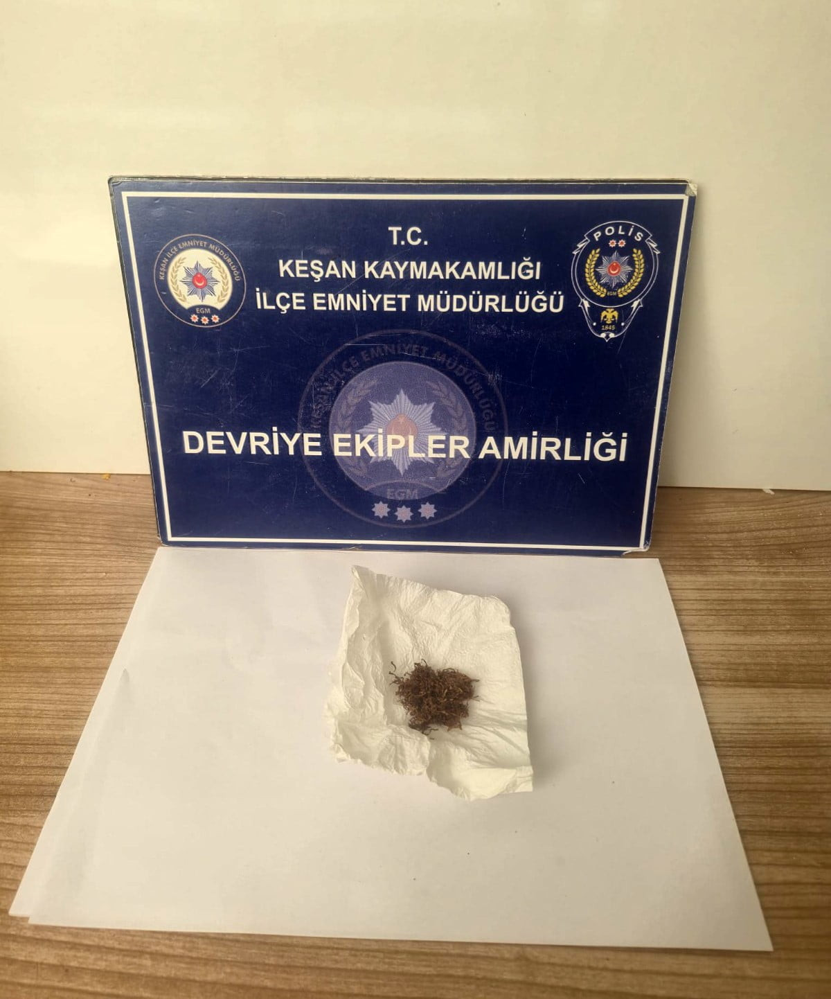 T.Y.’NİN ÜST ARAMASINDA, SİYAH POŞET İÇERİSİNDE 4.82 GRAM UYUŞTURUCU MADDE ELE...