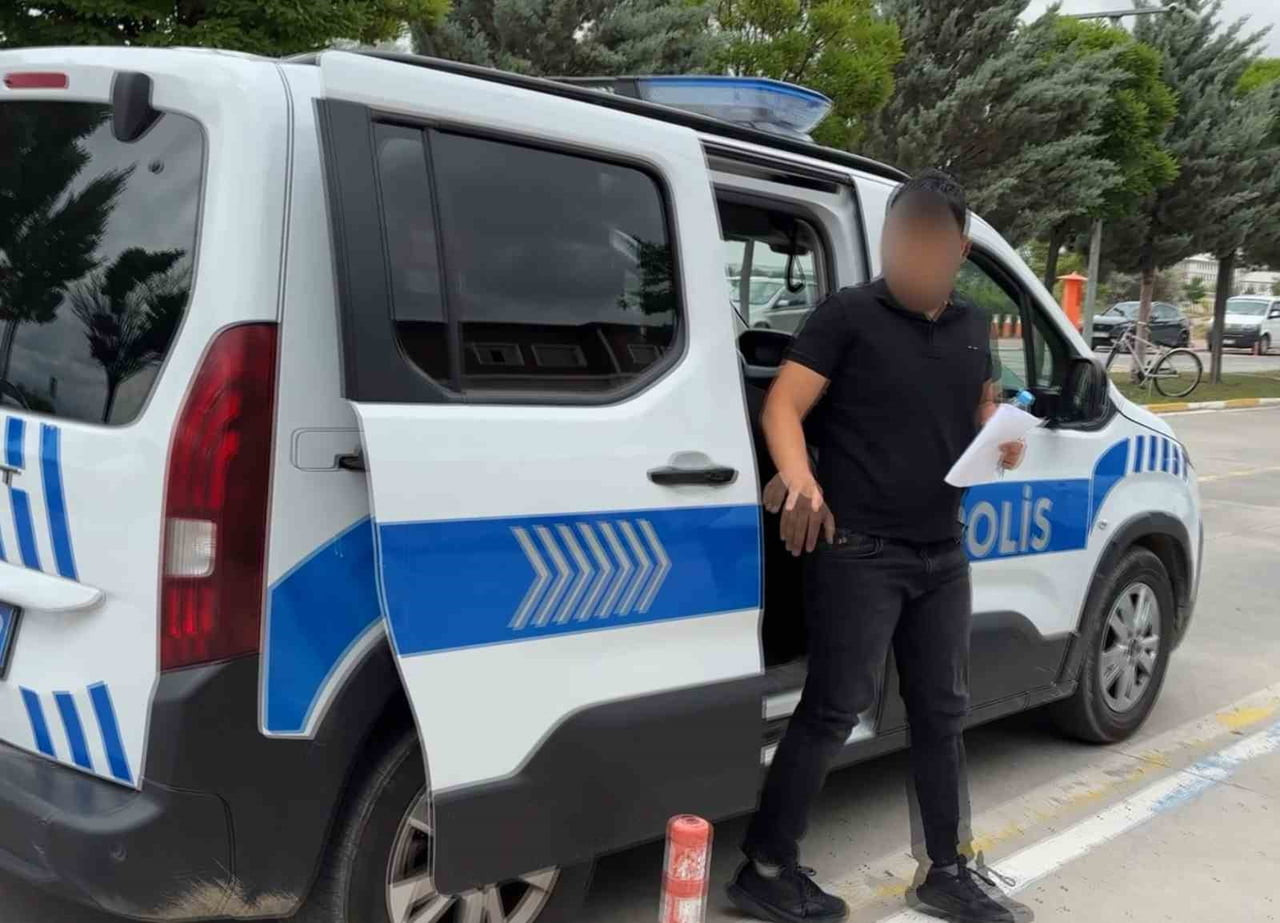 TYT SINAVINA YANLIŞ OKULA GELEN ÖĞRENCİ, POLİS EKİPLERİNİN YARDIMIYLA OKULA GÖTÜRÜLÜRKEN, 2 DAKİKA...