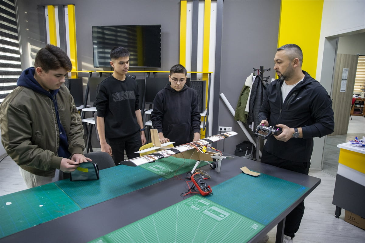 Uçağın kanatlarındaki titreşimden elektrik üreten sistem geliştiren Bolu Bilim ve Sanat Merkezi...