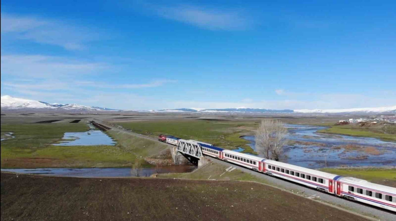 UÇAK 3 BİN, OTOBÜS 2 BİN LİRA: KARS’TA VATANDAŞ ROTAYI DOĞU EKSPRESİ’NE ÇEVİRDİ