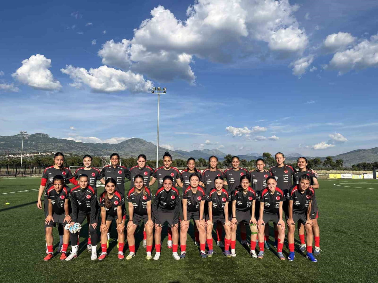 UEFA GELİŞİM TURNUVASI İÇİN KARADAĞ'DA BULUNAN U16 KIZ MİLLİ TAKIMI, UKRAYNA İLE YARIN OYNAYACAĞI...
