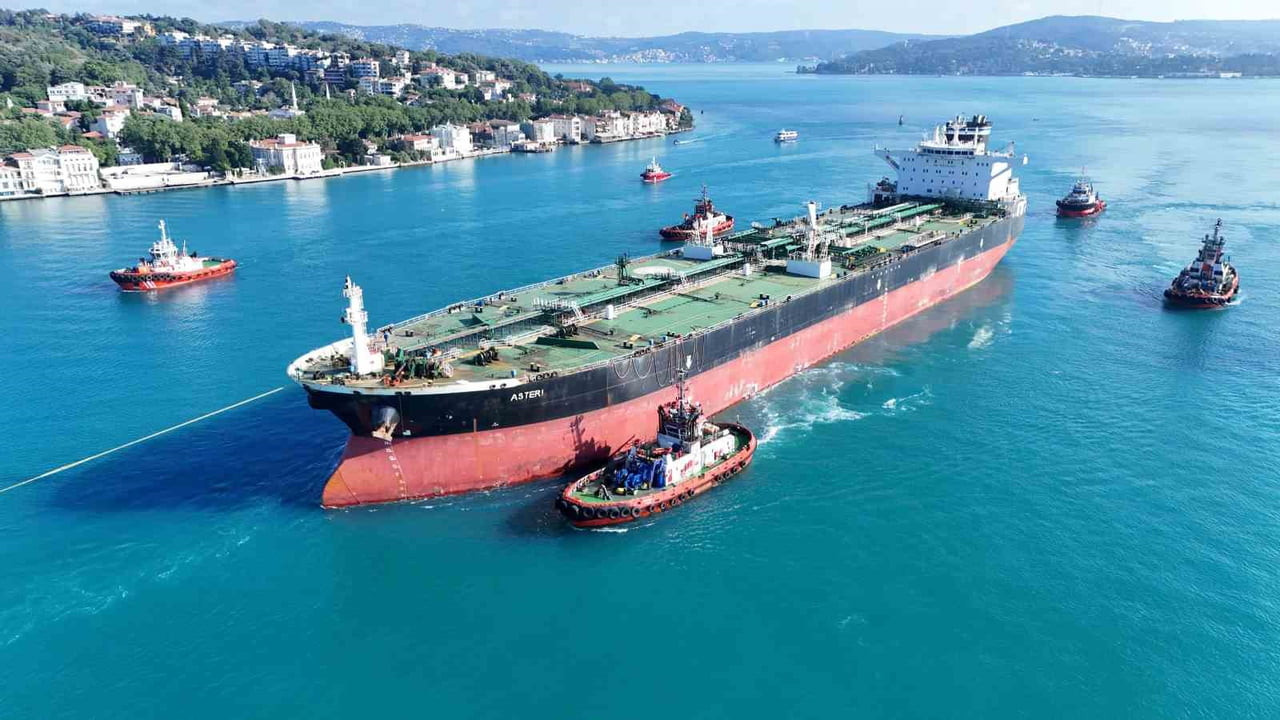 UKRAYNA'NIN İNSANSIZ DENİZ ARACI İLE VURDUĞU KAMERUN BAYRAKLI "ASTERİ" İSİMLİ DEV HAM PETROL...