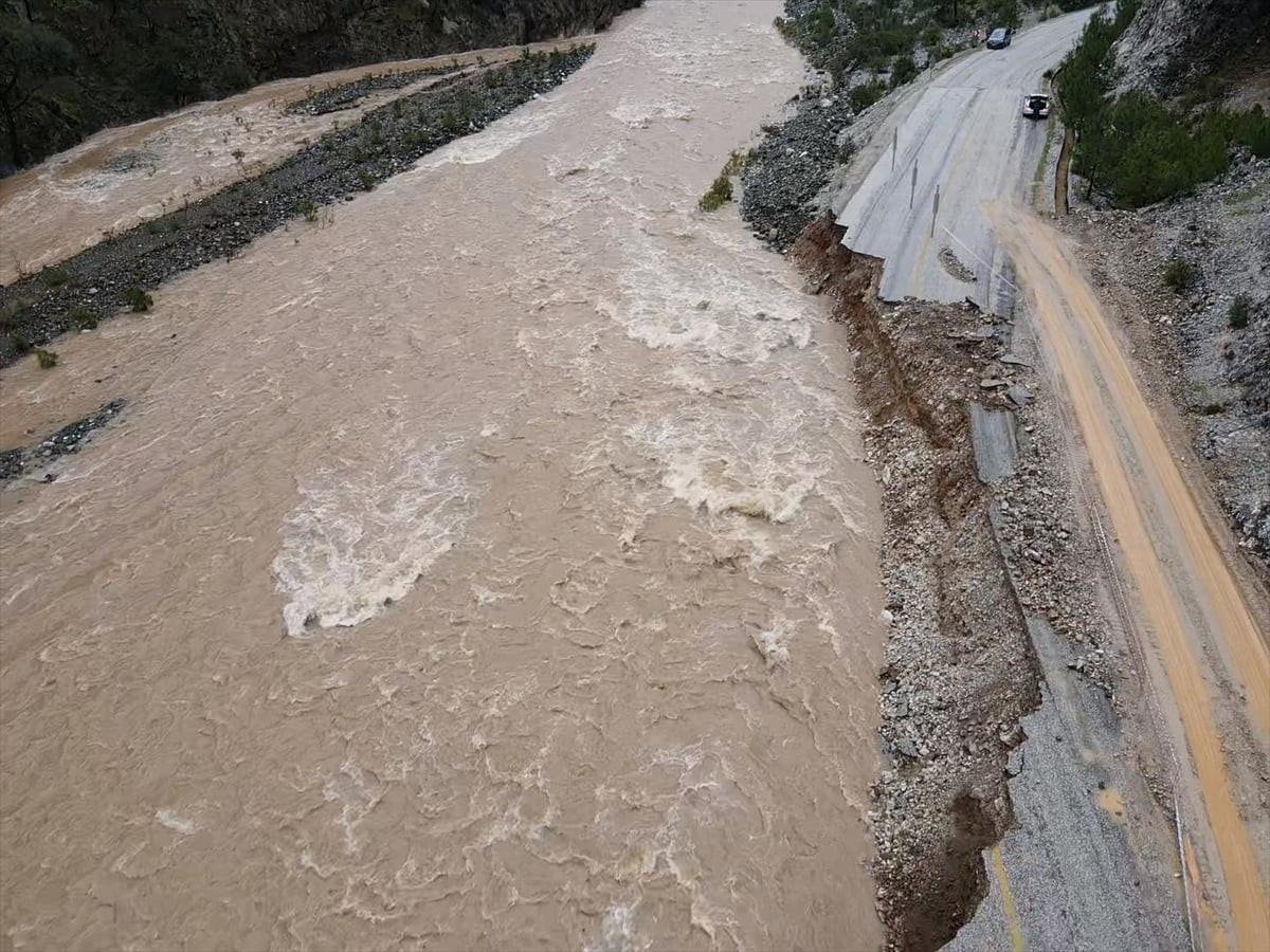 Ula ilçesinde, şiddetli yağış nedeniyle Kavakçalı Mahallesi yolunda çökme meydana geldi. 