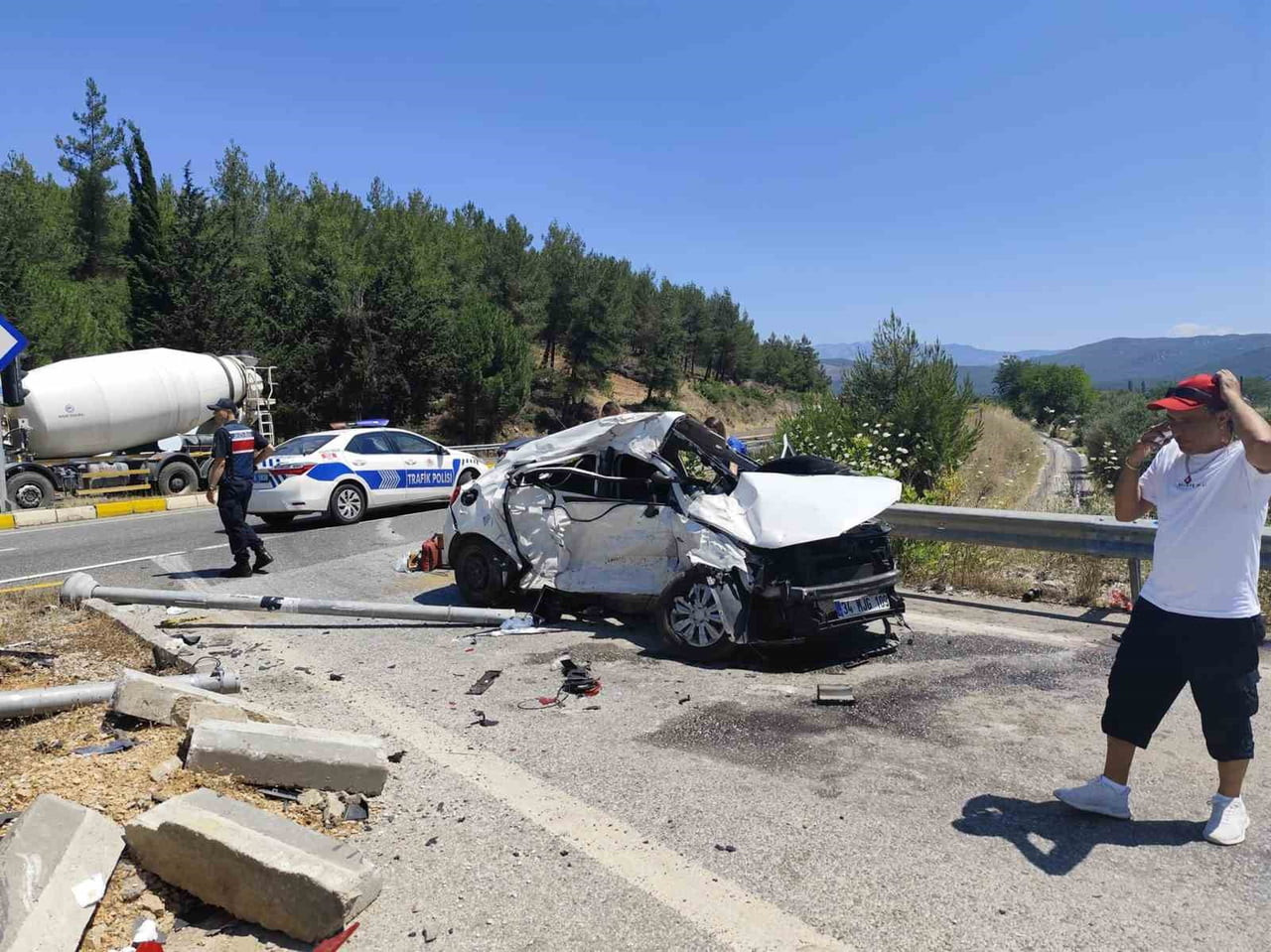 ULA KIZALAĞAÇ MEVKİİNDE MEYDANA GELEN VE İKİ ARACIN KARIŞTIĞI TRAFİK KAZASINDA 4 KİŞİ...