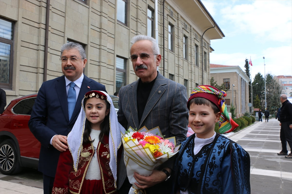 Ulaştırma Bakanı Abdulkadir Uraloğlu, çeşitli programları kapsamında Eskişehir Valiliğini ziyaret...