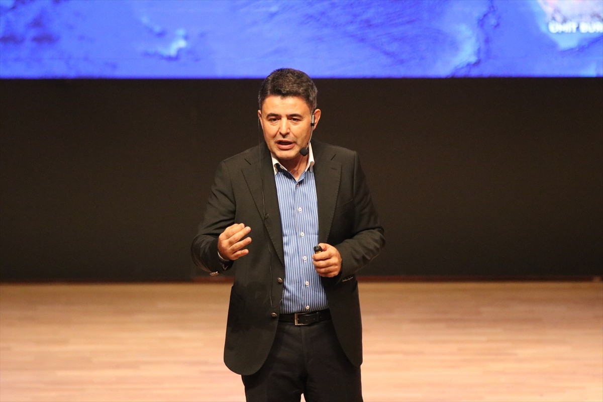 Ulaştırma ve Altyapı Bakan Yardımcısı Osman Boyraz, UFEST etkinliği kapsamında buluştuğu Kocaeli...