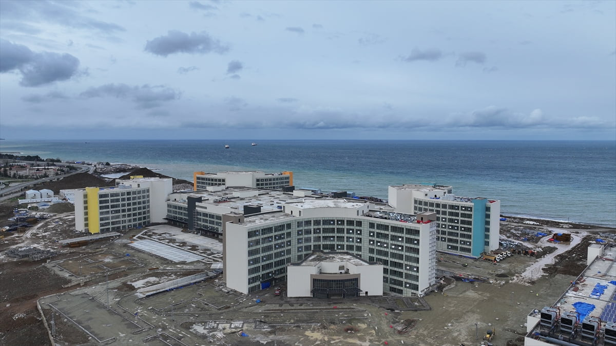 Ulaştırma ve Altyapı Bakanı Abdulkadir Uraloğlu, Akyazı mevkisindeki Trabzon Şehir Hastanesi...