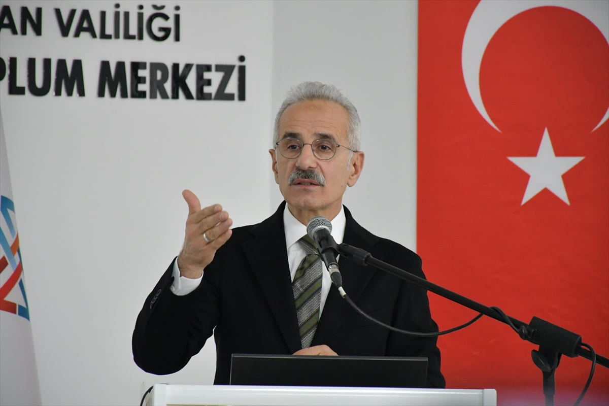 Ulaştırma ve Altyapı Bakanı Abdulkadir Uraloğlu, Batman'da Sivil Toplum Merkezinde düzenlenen...