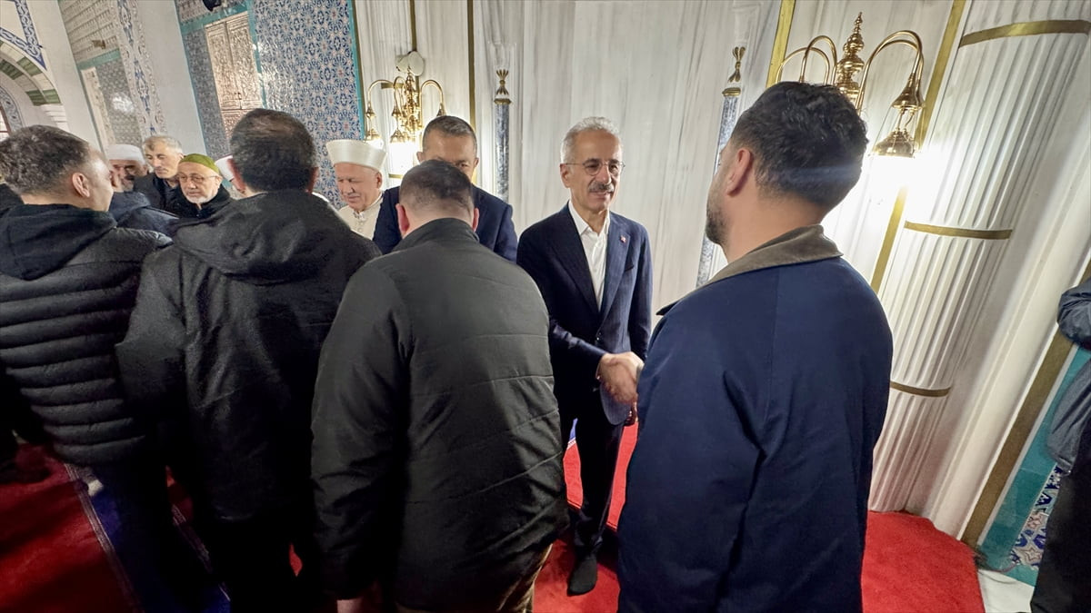 Ulaştırma ve Altyapı Bakanı Abdulkadir Uraloğlu, bayram namazını Trabzon'da kıldı, vatandaşlarla...