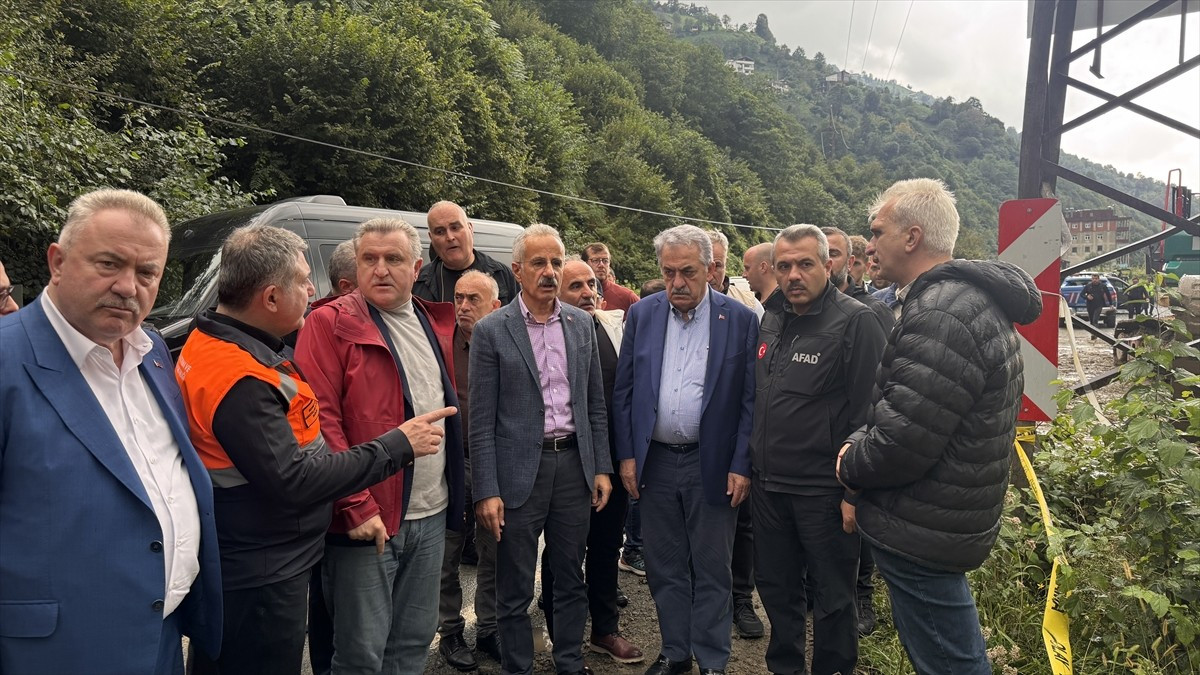 Ulaştırma ve Altyapı Bakanı Abdulkadir Uraloğlu, beraberinde Gençlik ve Spor Bakanı Osman Aşkın...