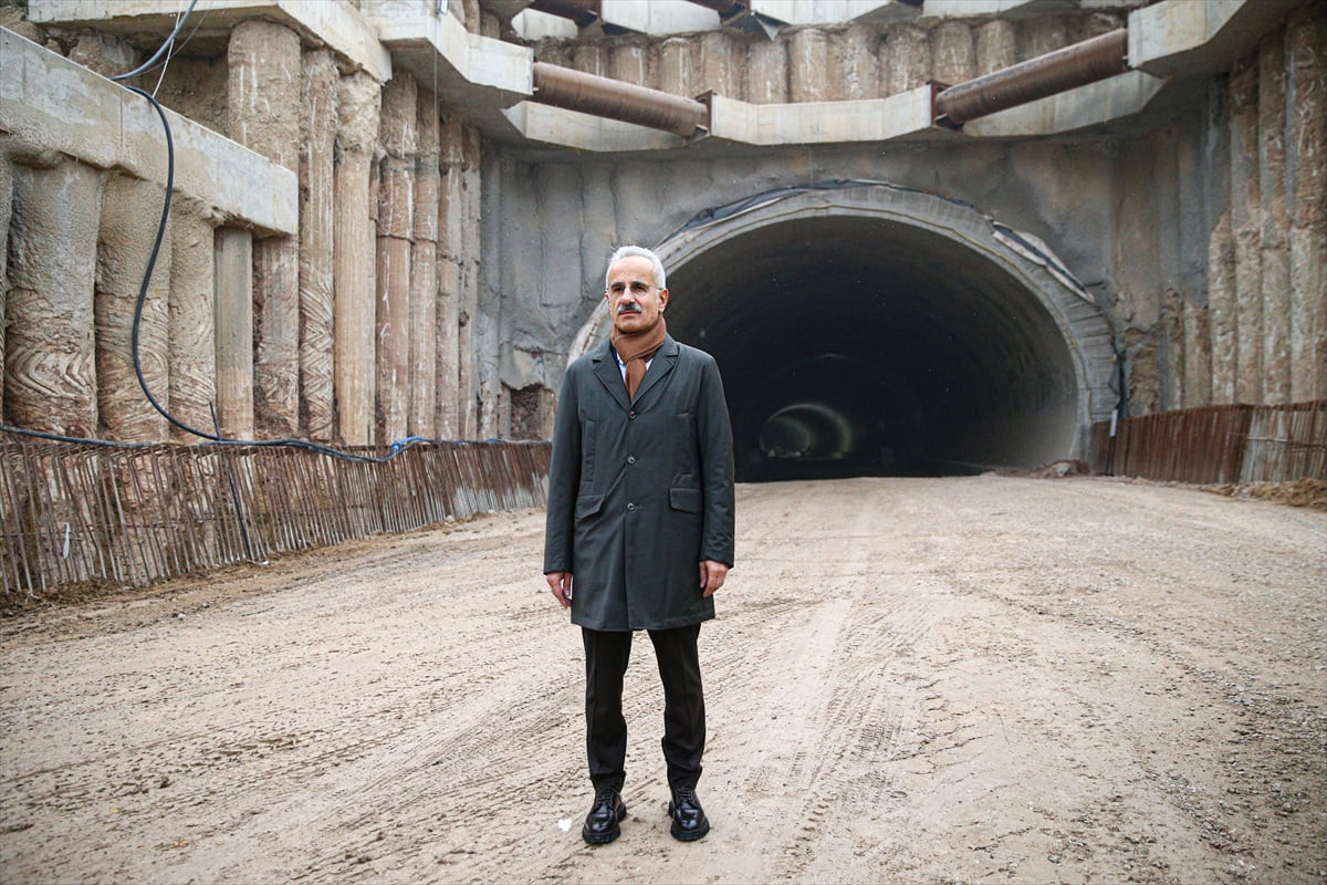 Ulaştırma ve Altyapı Bakanı Abdulkadir Uraloğlu (fotoğrafta), Hatay'daki İskenderun-Antakya...