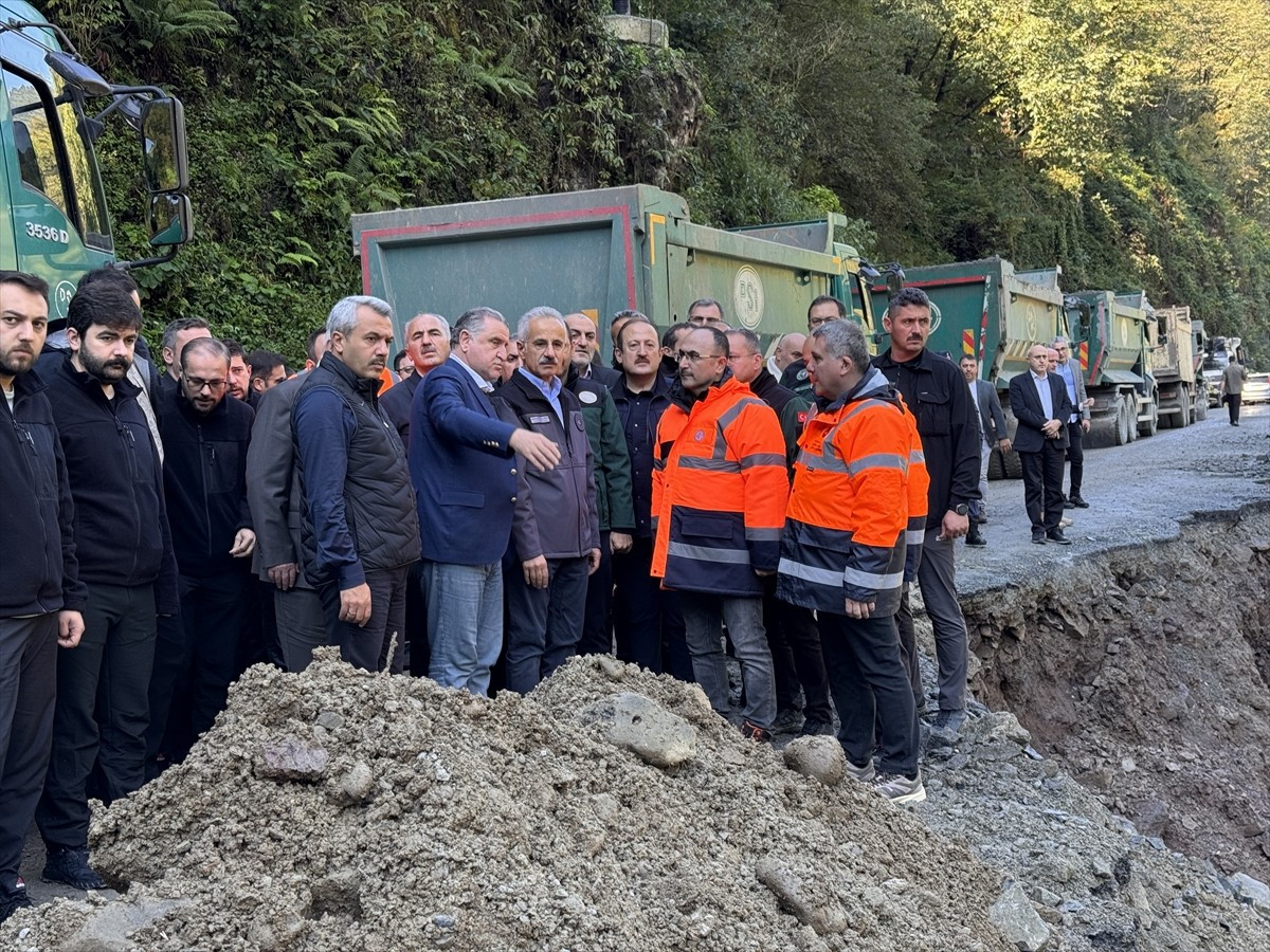Ulaştırma ve Altyapı Bakanı Abdulkadir Uraloğlu ile Gençlik ve Spor Bakanı Osman Aşkın Bak...