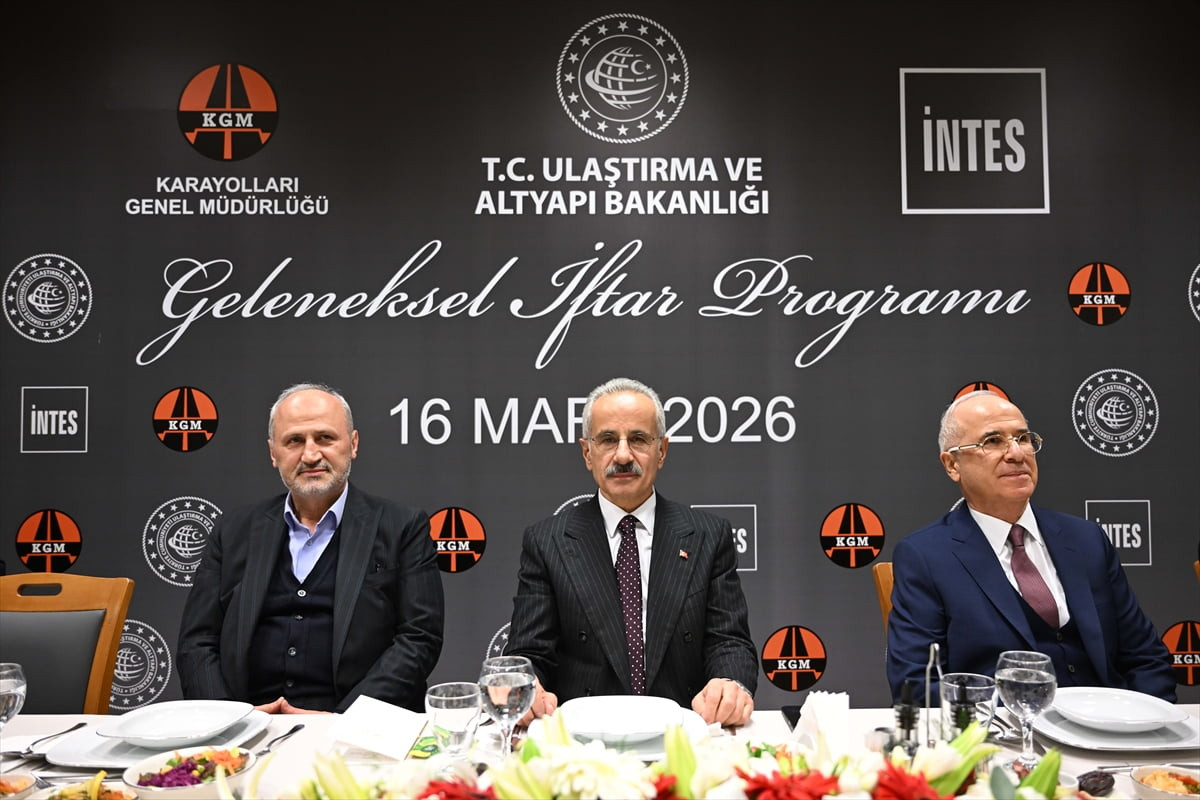Ulaştırma ve Altyapı Bakanı Abdulkadir Uraloğlu, Karayolları Genel Müdürlüğü'nde düzenlenen...