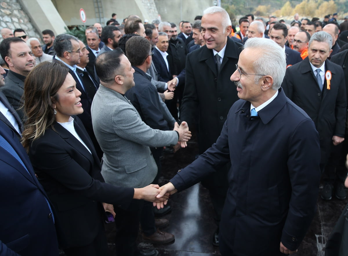 Ulaştırma ve Altyapı Bakanı Abdulkadir Uraloğlu (önde) ve Kültür ve Turizm Bakanı Mehmet Nuri...