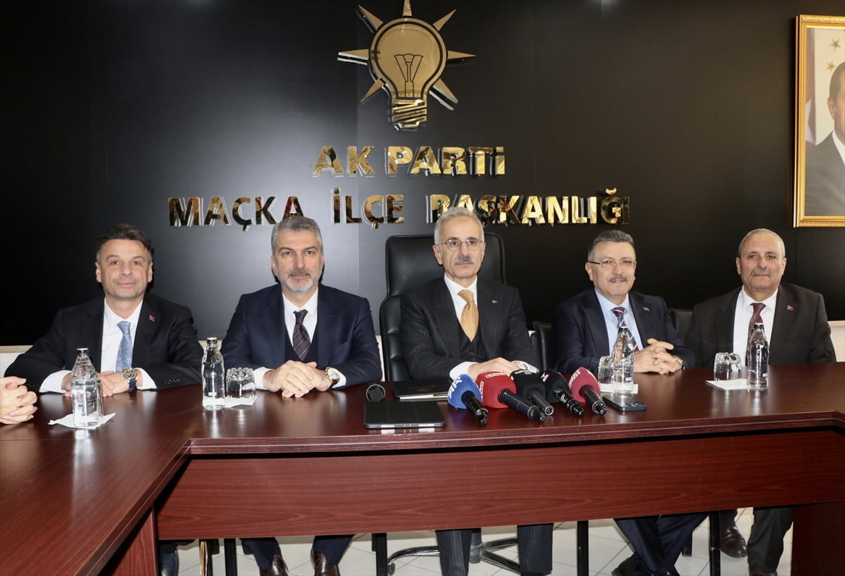 Ulaştırma ve Altyapı Bakanı Abdulkadir Uraloğlu (ortada), AK Parti Maçka İlçe Başkanlığında...