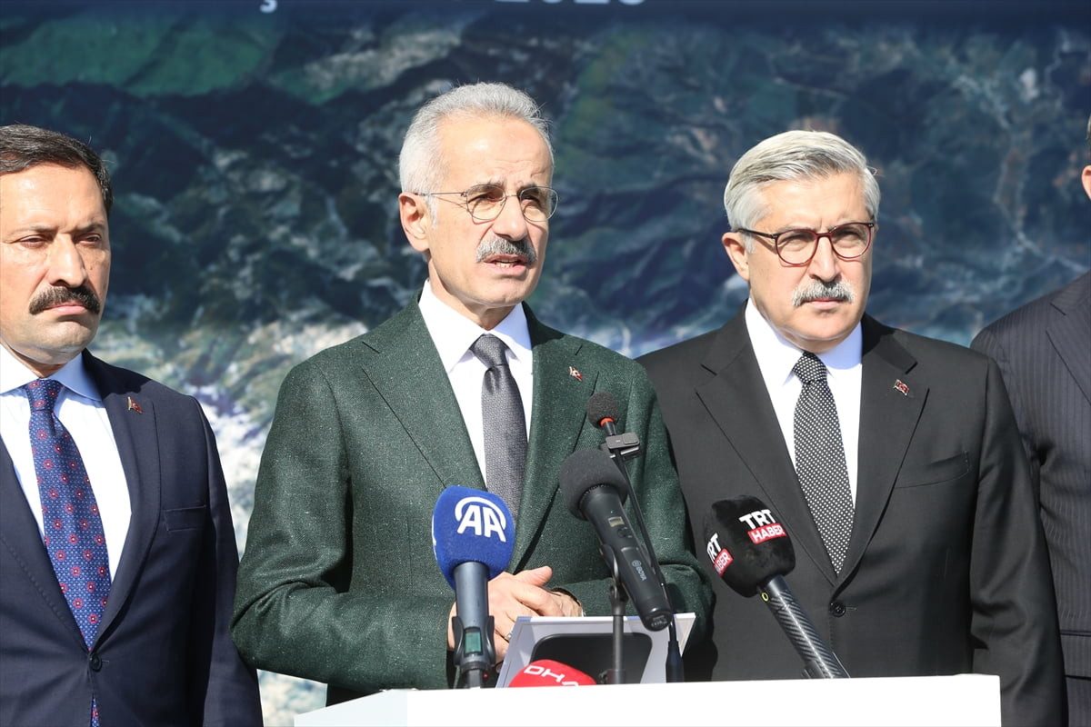 Ulaştırma ve Altyapı Bakanı Abdulkadir Uraloğlu (ortada), Dörtyol-Hassa Demiryolu ve Otoyolu...