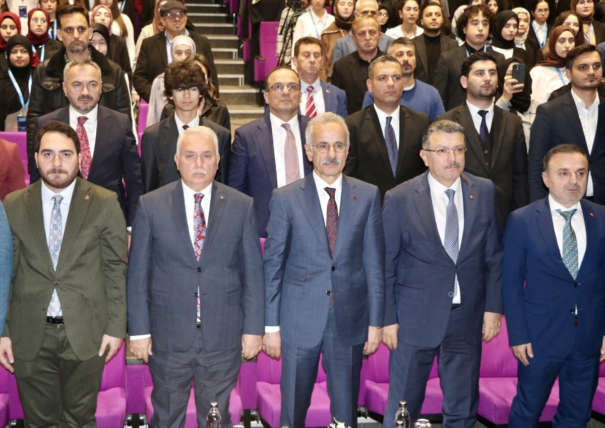 Ulaştırma ve Altyapı Bakanı Abdulkadir Uraloğlu (ortada), Hamamizade İhsan Bey Kültür Merkezi'nde...