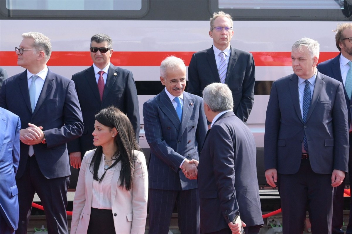 Ulaştırma ve Altyapı Bakanı Abdulkadir Uraloğlu (ortada), Mısır'da düzenlenen TransMEA 2025 Orta...