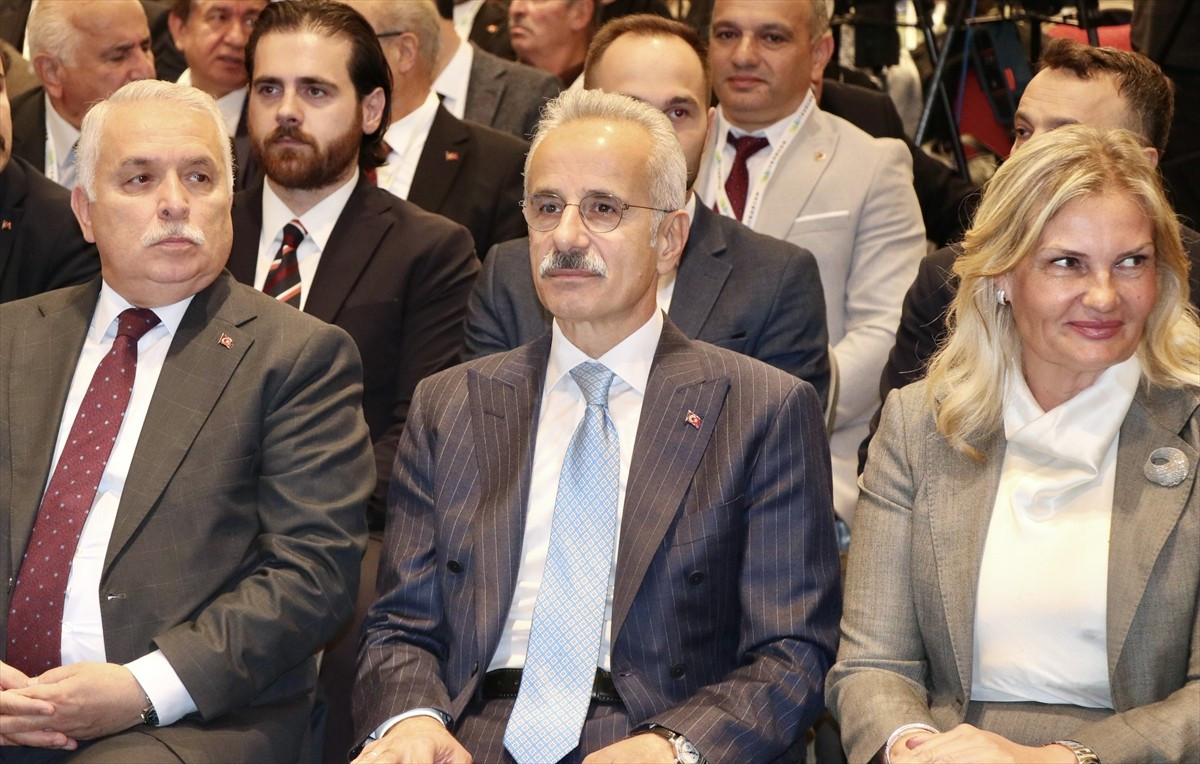 Ulaştırma ve Altyapı Bakanı Abdulkadir Uraloğlu (ortada), Trabzon'un Ortahisar ilçesindeki bir...