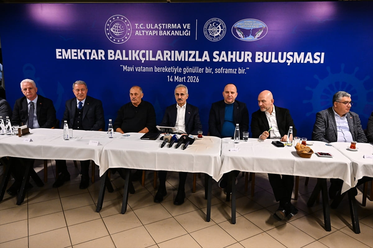 Ulaştırma ve Altyapı Bakanı Abdulkadir Uraloğlu, "Hürmüz Boğazı’nda 15 Türk sahipli gemi var, bir...