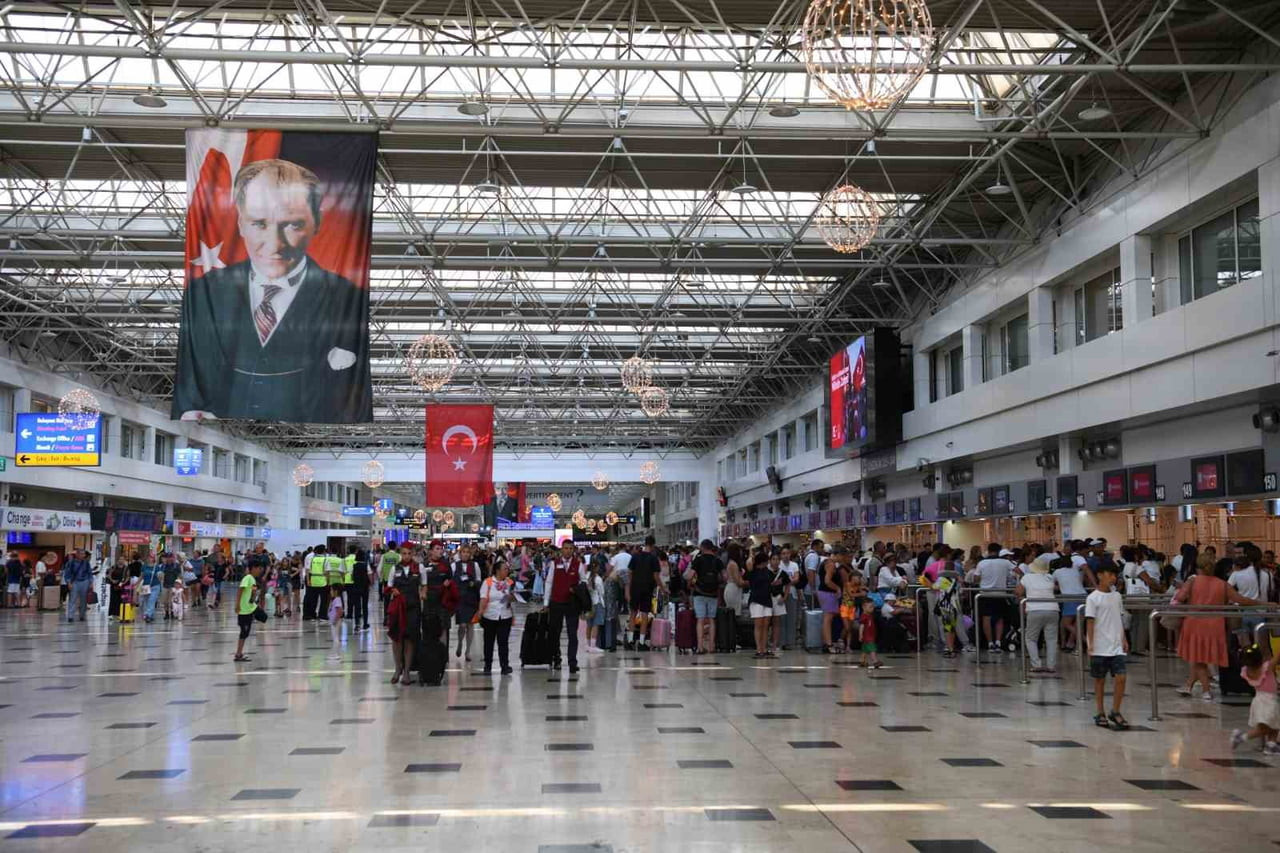 ULAŞTIRMA VE ALTYAPI BAKANI ABDULKADİR URALOĞLU, "İSTANBUL’DAKİ İKİ HAVALİMANIMIZ, YILIN İLK...