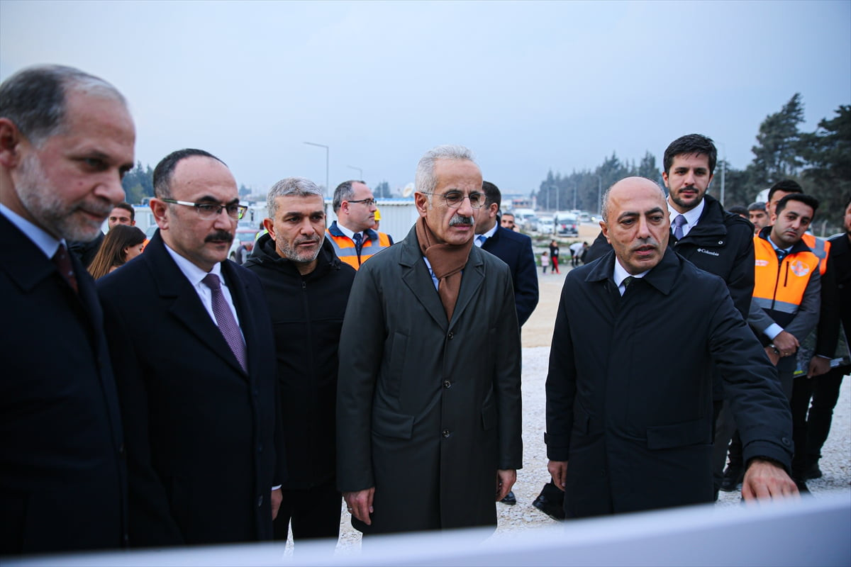 Ulaştırma ve Altyapı Bakanı Abdulkadir Uraloğlu (sağ 2), Antakya ilçesi Büyükdalyan Mahallesi'nde...