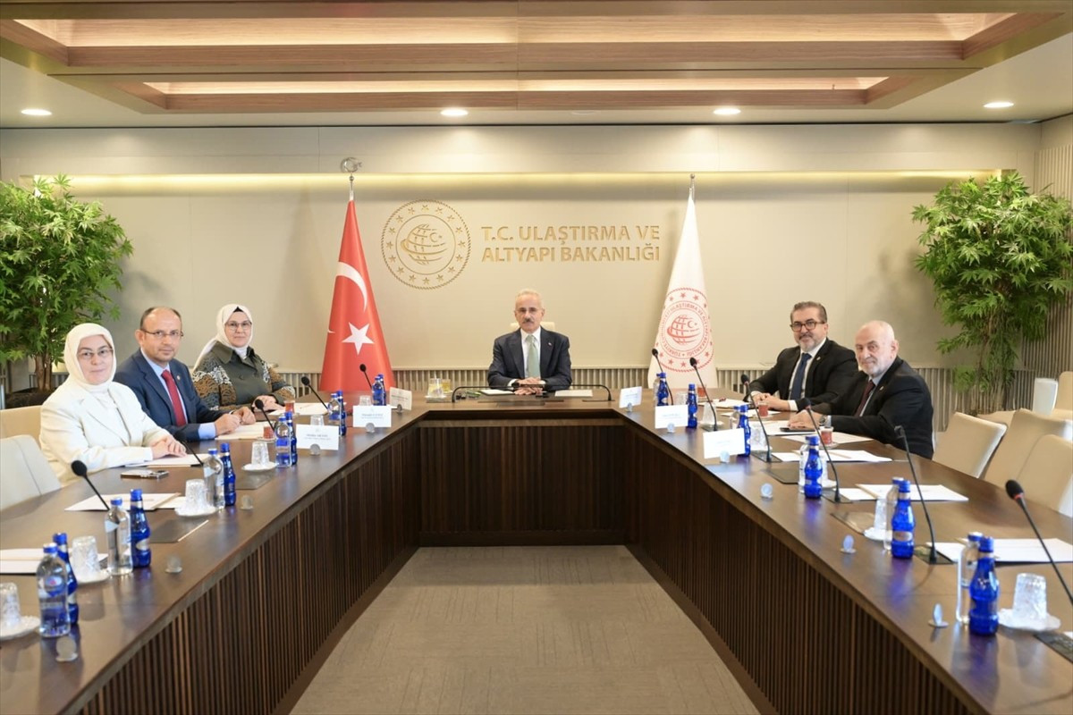 Ulaştırma ve Altyapı Bakanı Abdulkadir Uraloğlu (sağ 3), TBMM Çocuk Hakları Alt Komisyon heyetiyle...