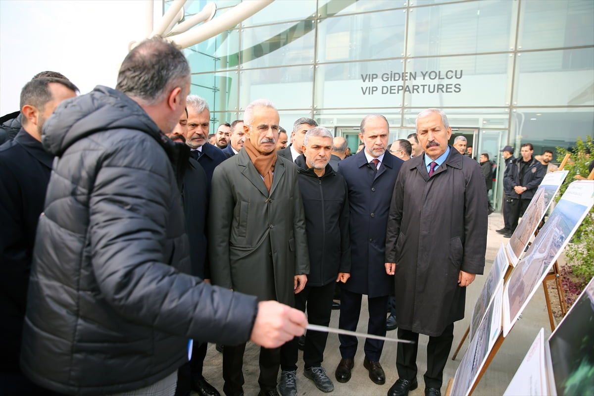 Ulaştırma ve Altyapı Bakanı Abdulkadir Uraloğlu (sağ 4), Hatay Havalimanı'nda incelemelerde...