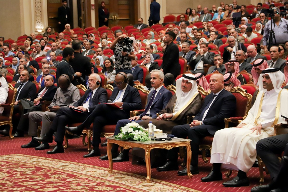 Ulaştırma ve Altyapı Bakanı Abdulkadir Uraloğlu (sağ 4), Mısır’ın başkenti Kahire’de düzenlenen...