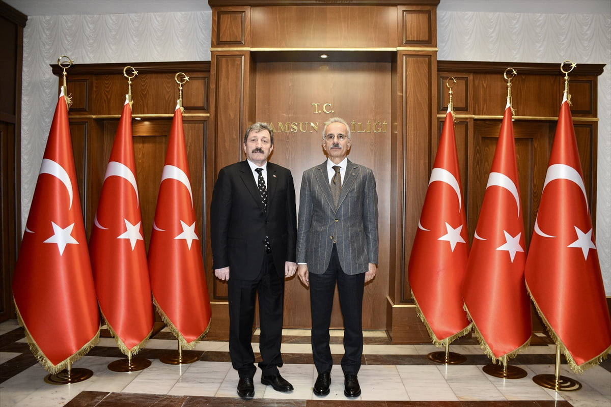 Ulaştırma ve Altyapı Bakanı Abdulkadir Uraloğlu (sağda), Samsun Valisi Orhan Tavlı'yı makamında...