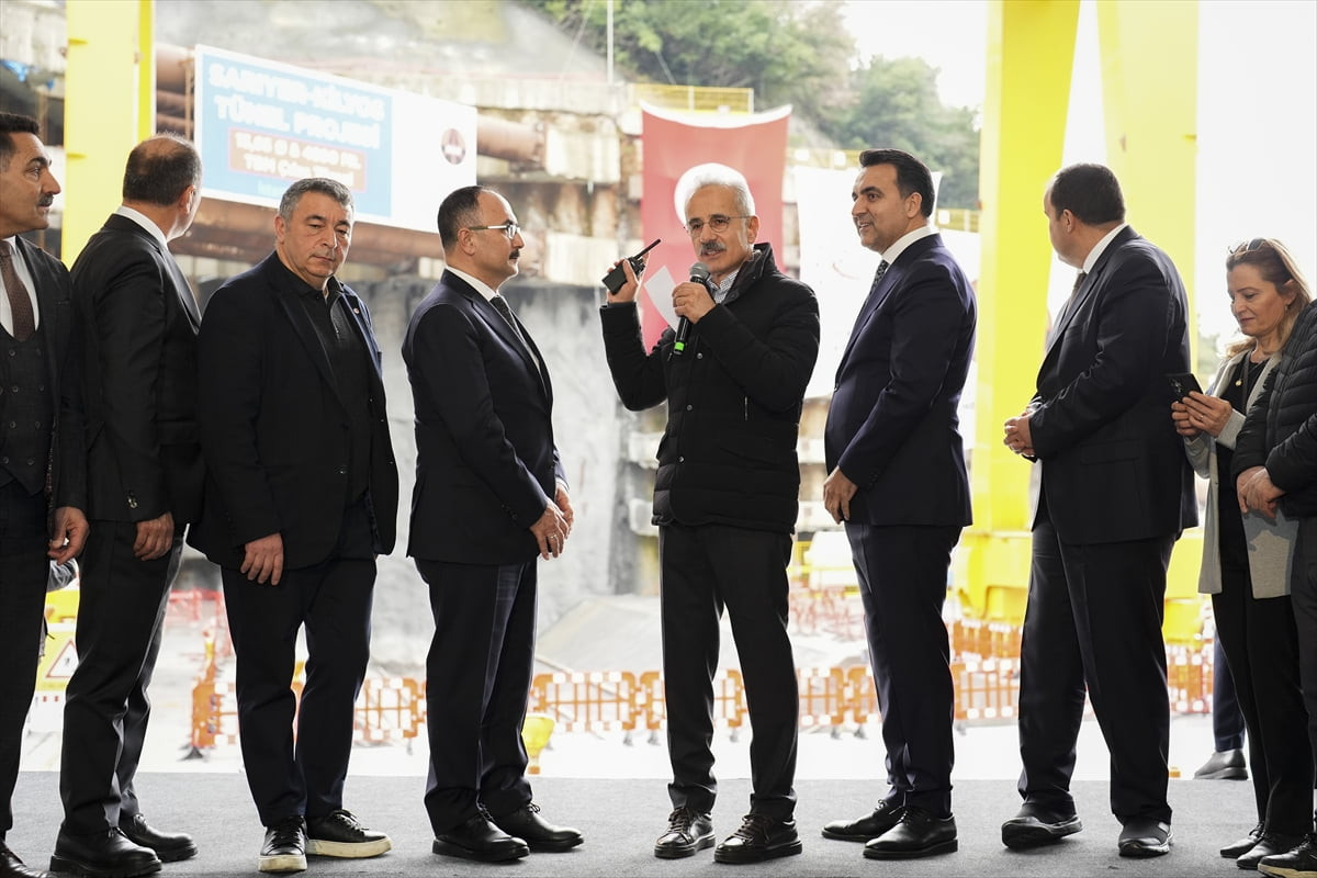 Ulaştırma ve Altyapı Bakanı Abdulkadir Uraloğlu (sol 5), 'Sarıyer-Kilyos Tünel Projesi TBM Çıkış...