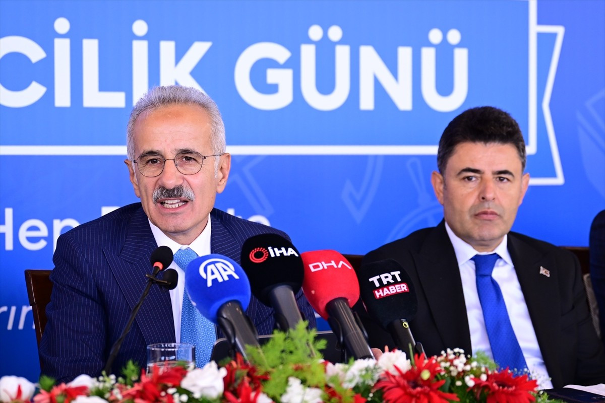 Ulaştırma ve Altyapı Bakanı Abdulkadir Uraloğlu (solda), Büyükada Anadolu Kulübünde...