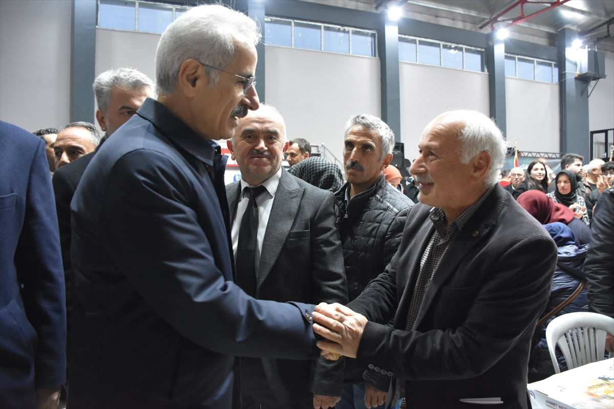 Ulaştırma ve Altyapı Bakanı Abdulkadir Uraloğlu (solda), Büyükşehir Belediyesince Düzköy...